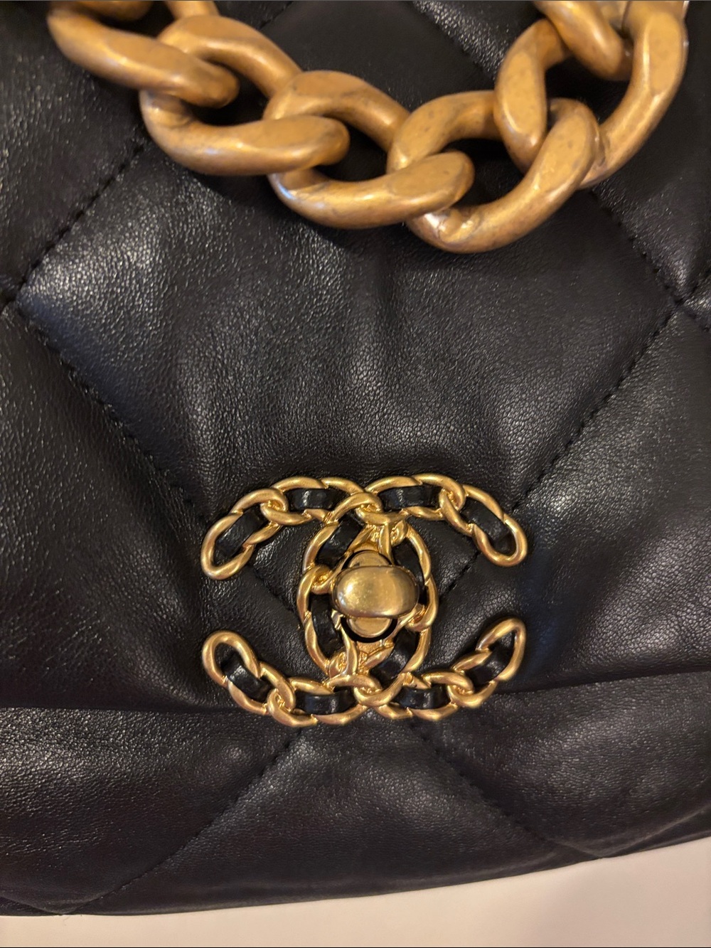 CHANEL Black Quilted Leather Shoulder Bag with Gold Chain - Picture 3 of 10